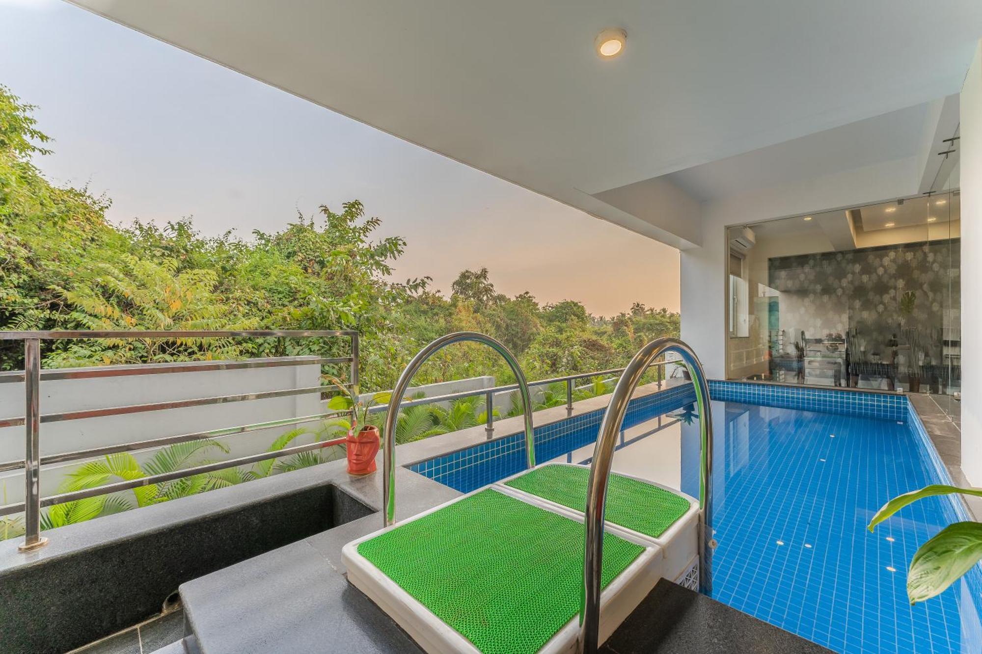 Lavish Apartments with Swimming Pool near Candolim Beach Marmagao Exterior photo